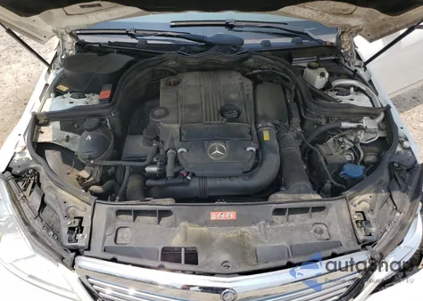 2013 Mercedes-Benz C 250 z USA, uszkodzony, nr VIN WDDGF4HB5DR272738